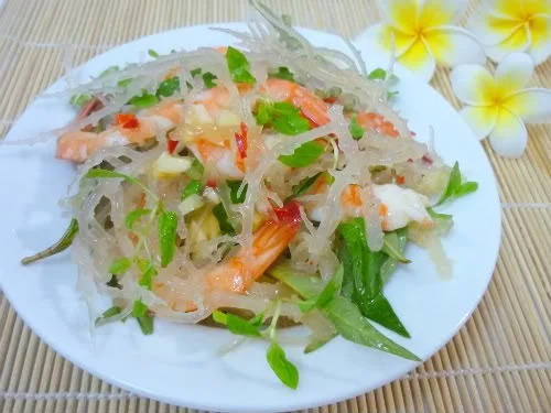 Hướng dẫn cách làm gỏi rau câu chân vịt ngon như nhà hàng 4 goitomrongcauchanvit