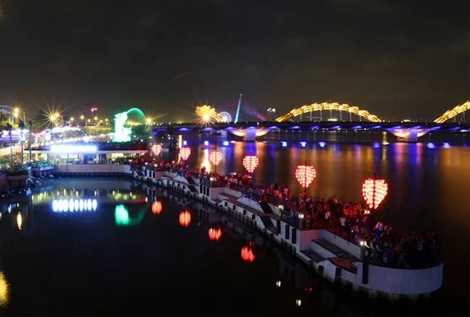 Cầu Tình Yêu bên cạnh Cầu Rồng