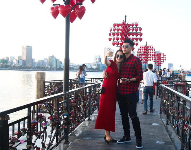 Check in tại Cầu Tình Yêu