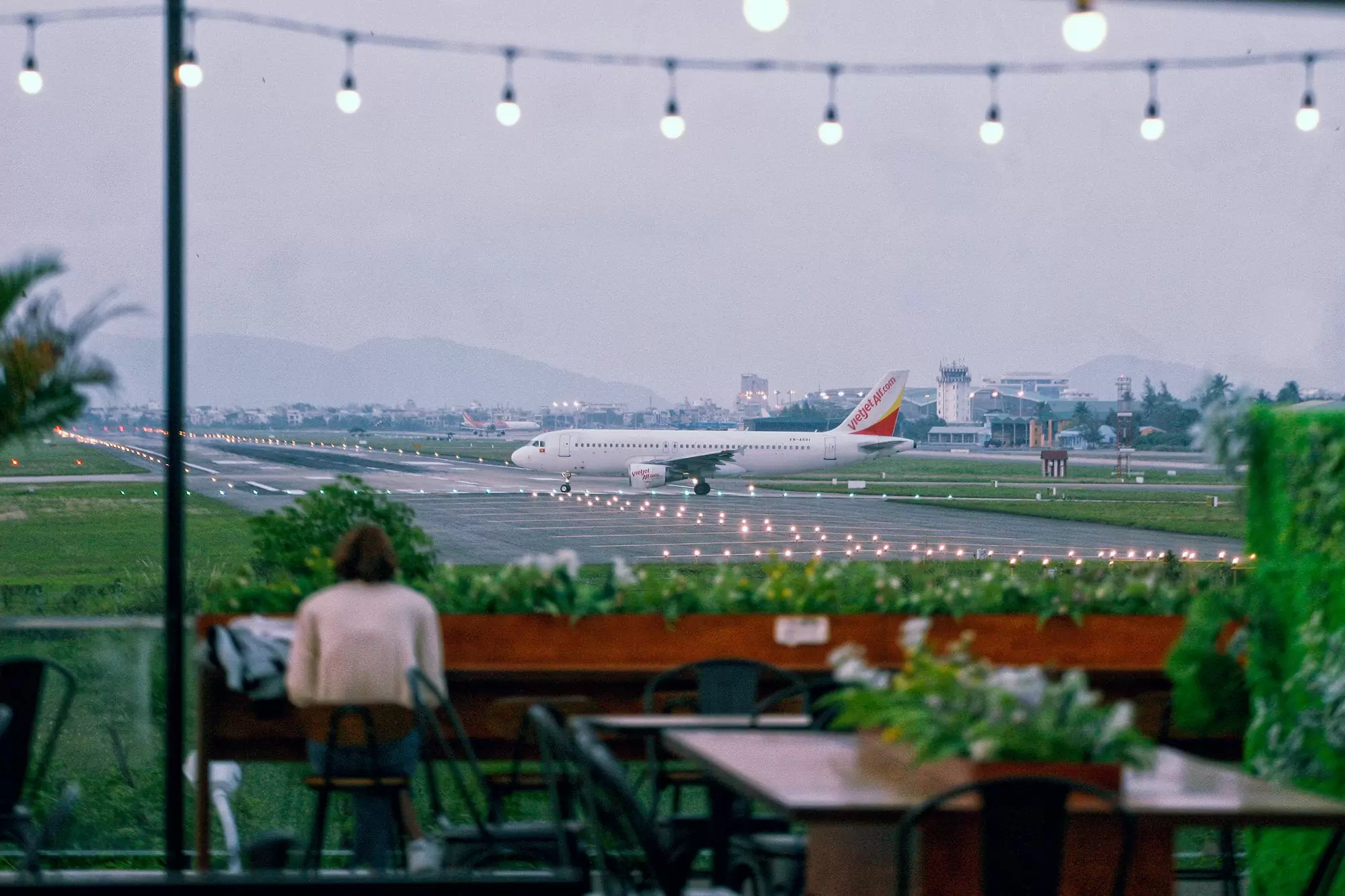 Cà phê ngắm máy bay - Wings coffee