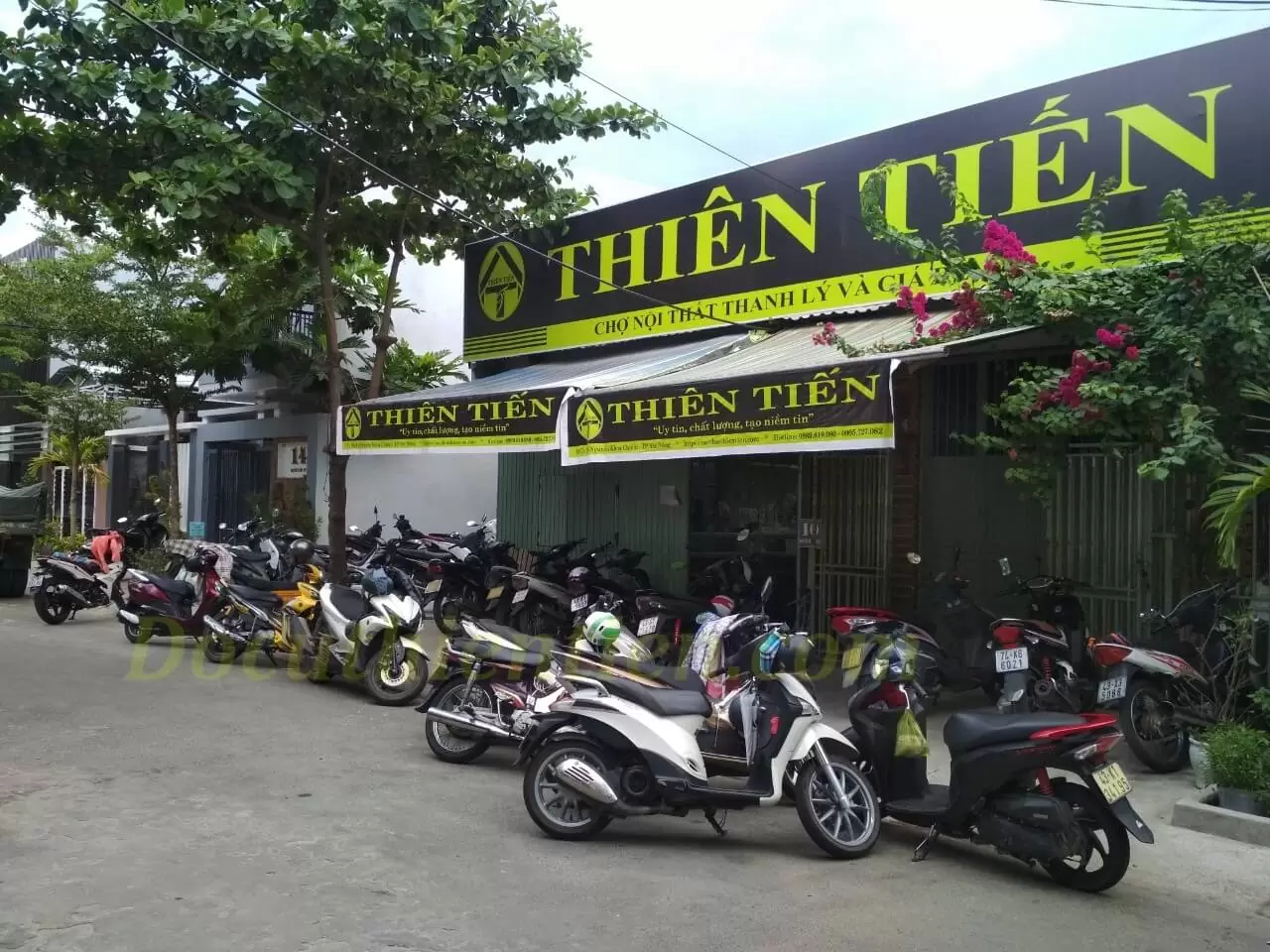 Bàn ghế cafe cũ thiên tiến