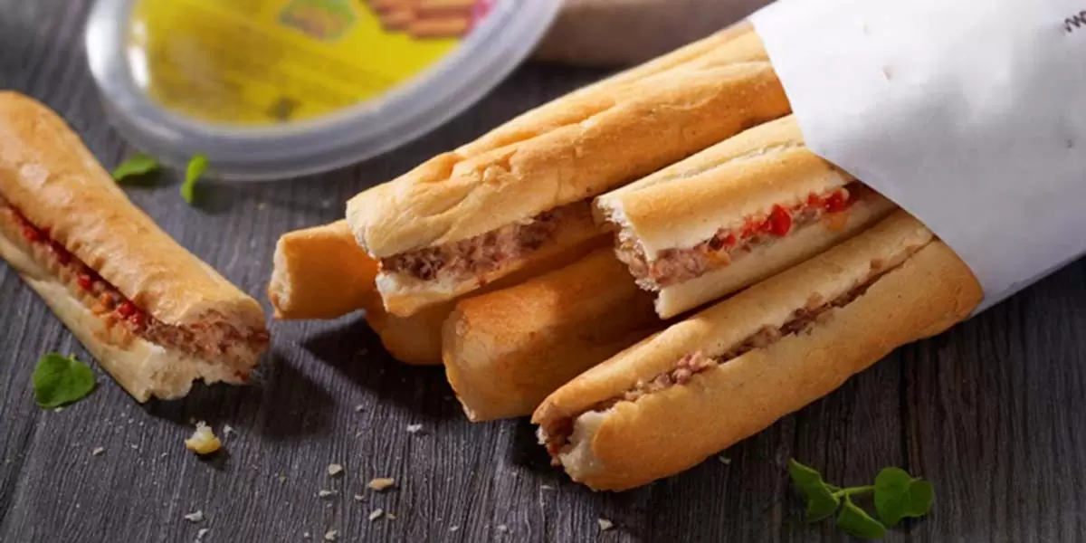 Bánh mì que Quốc Doanh