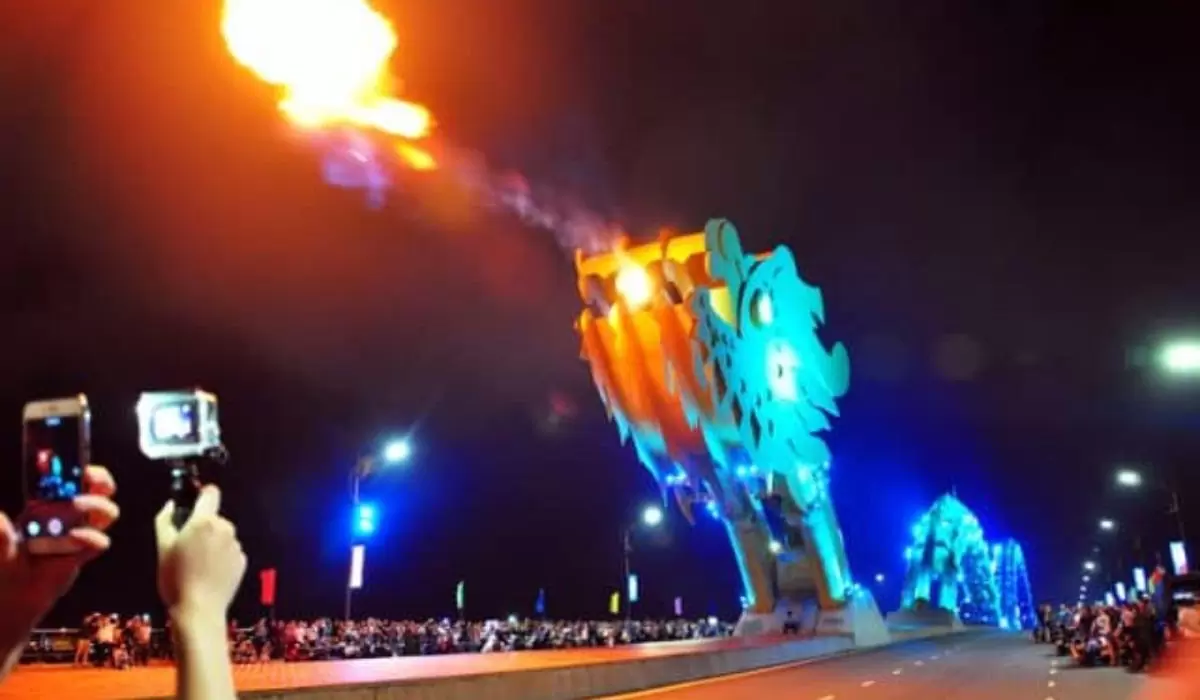 Cầu Rồng phun lửa lúc mấy giờ, ngày nào trong tuần? 11 Đứng ngắm ngay trên cầu