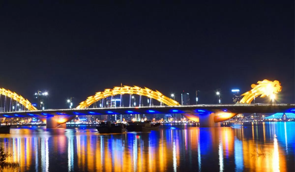 Cầu Rồng phun lửa lúc mấy giờ, ngày nào trong tuần? 14 Ngắm từ bên cầu khác