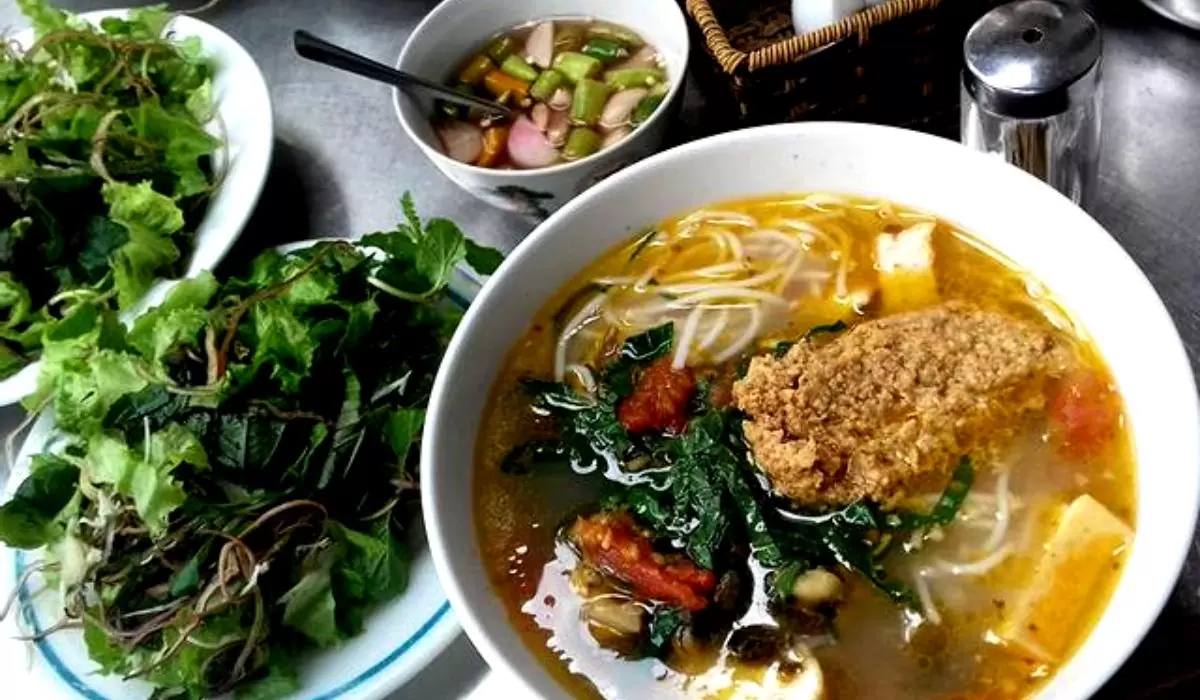 Bún ốc sườn Cô Sáu