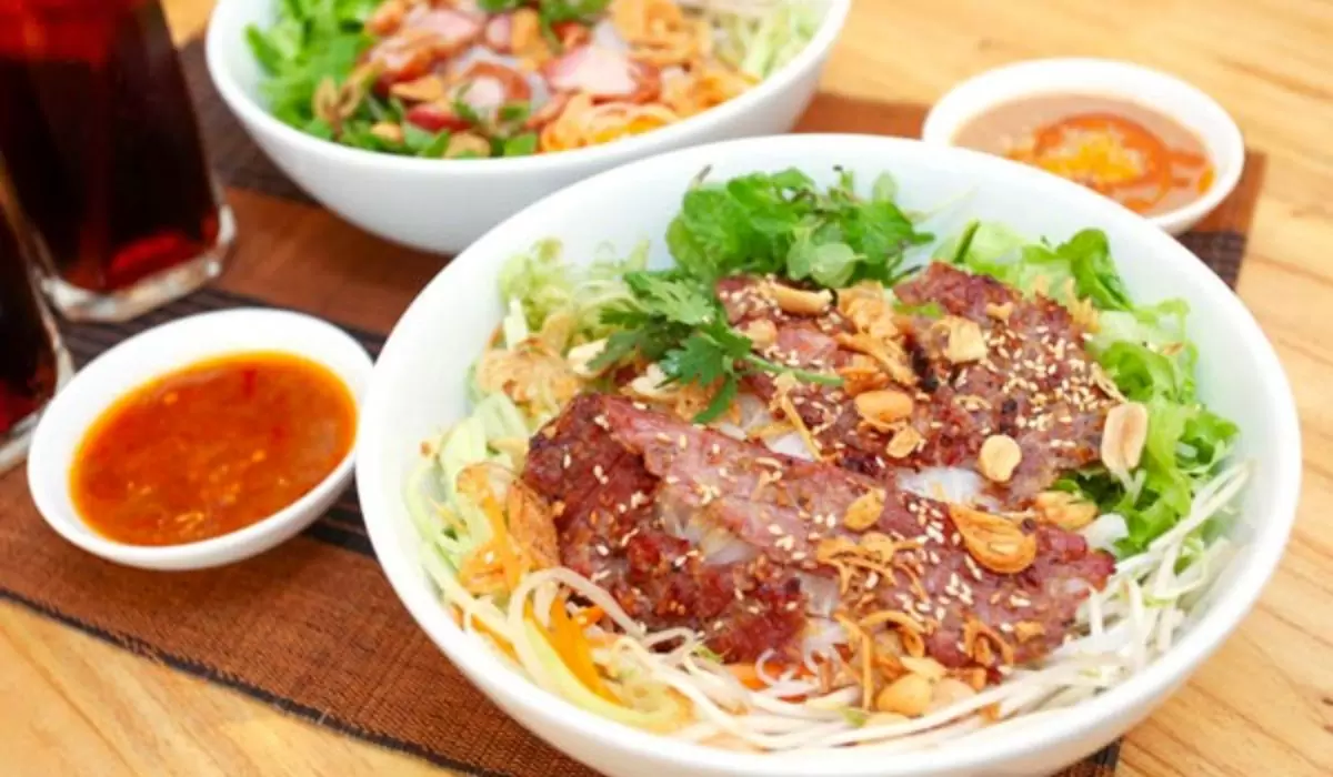Bún thịt nướng ở khu chợ Cồn