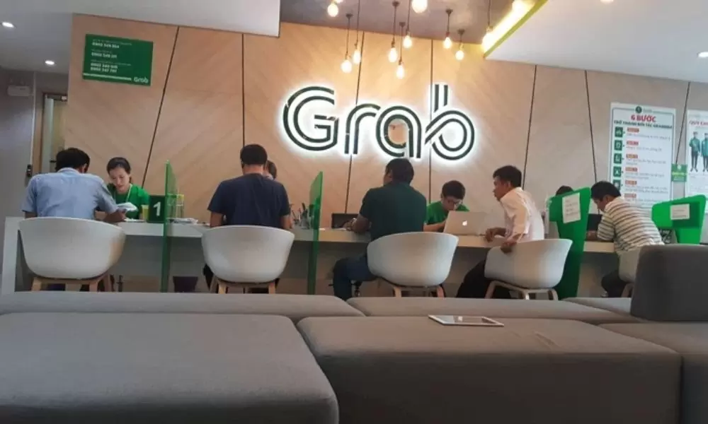 Đăng ký Grab Đà Nẵng ở đâu? Địa chỉ, hồ sơ và cách đăng ký online 3 Quầy tiếp nhận đối tác tài xế có logo Grab (ảnh minh họa)