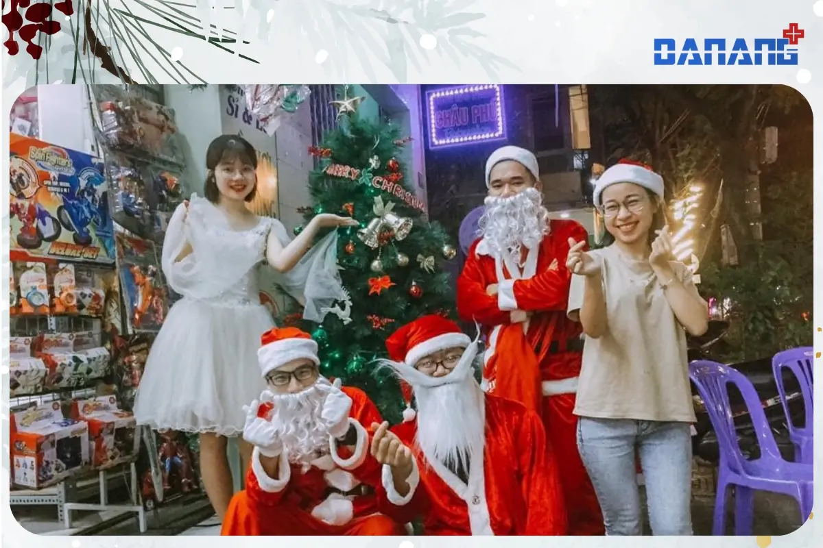 ông già noel tặng quà cho các bạn nhỏ - Hội Noel