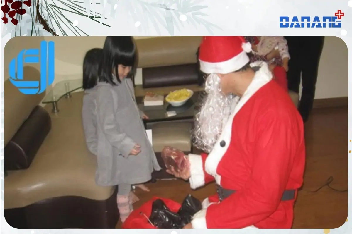 ông già noel tặng quà cho các bạn nhỏ - proship
