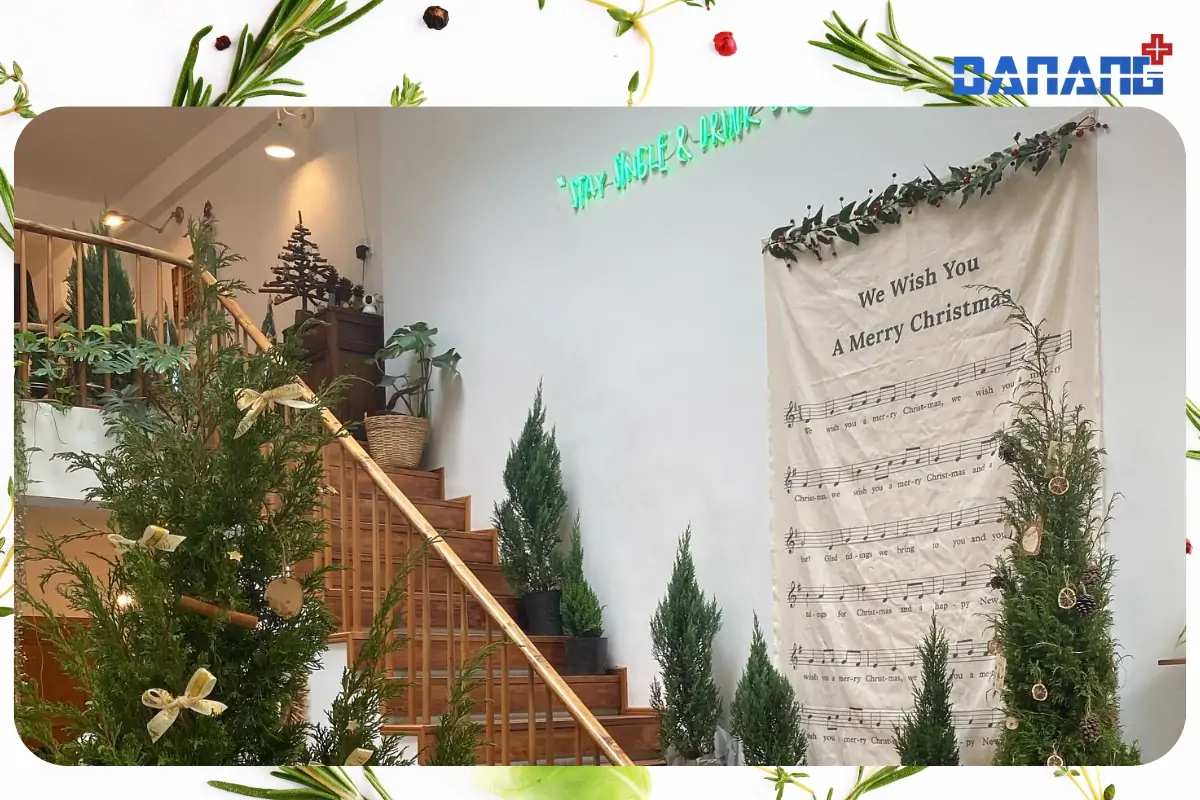 Noel nên đi đâu ở Đà Nẵng? 5+ địa điểm hẹn hò lý tưởng cho đêm Giáng Sinh 26 Dâu ngọt café 'n' souvenir - quán cà phê trang trí noel đẹp ở đà nẵng