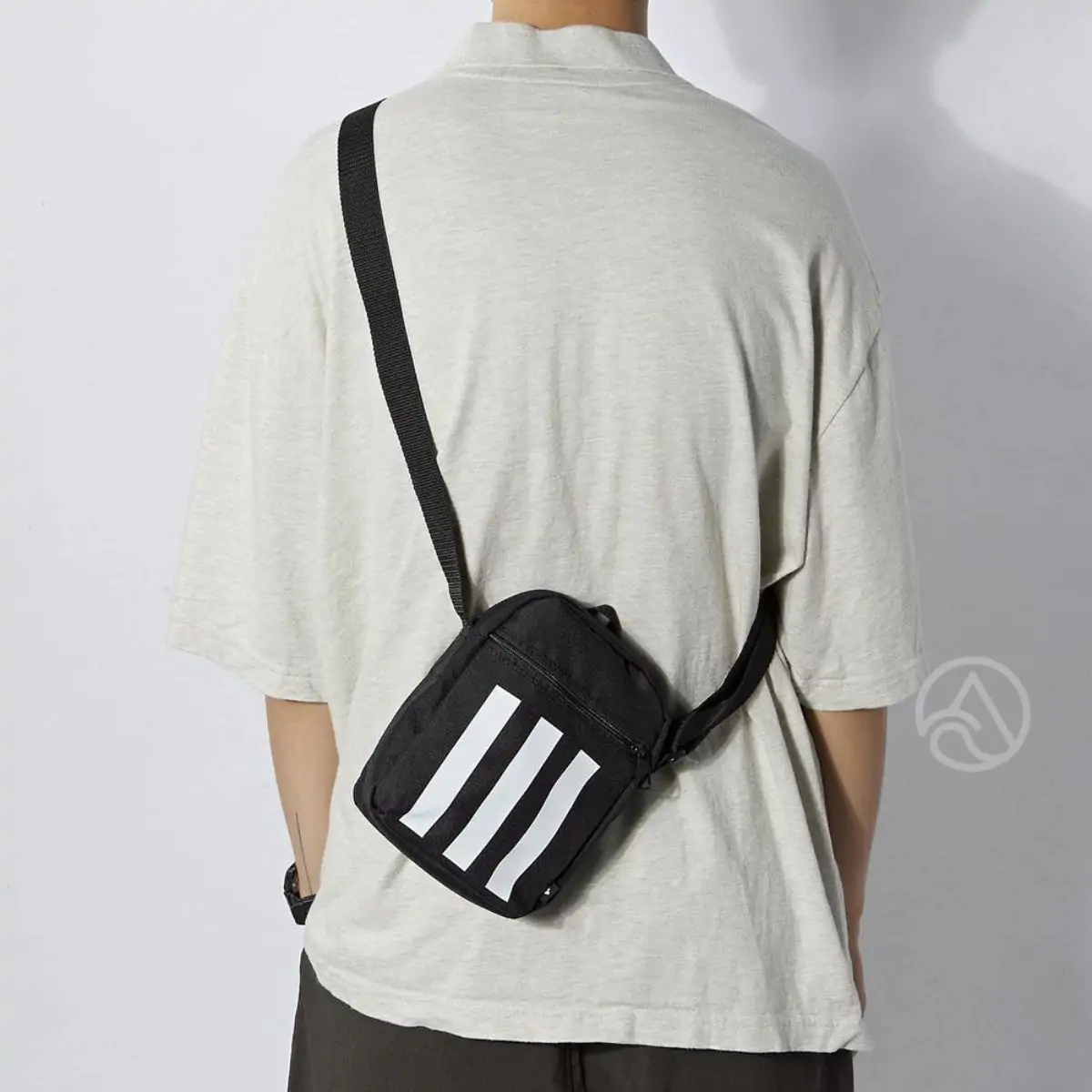 Túi đeo chéo Supreme