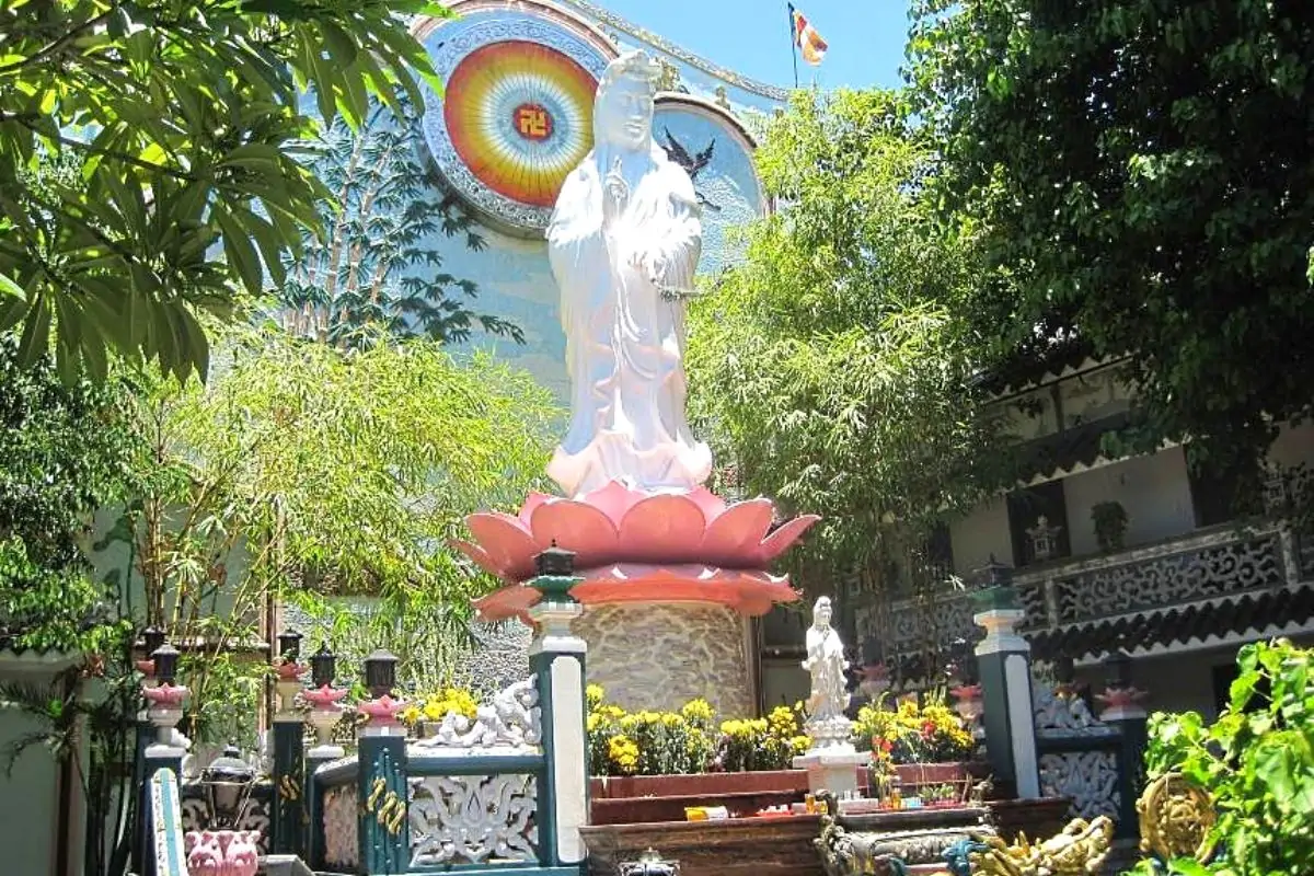 Nên tham quan chùa Bát Nhã vào thời điểm nào