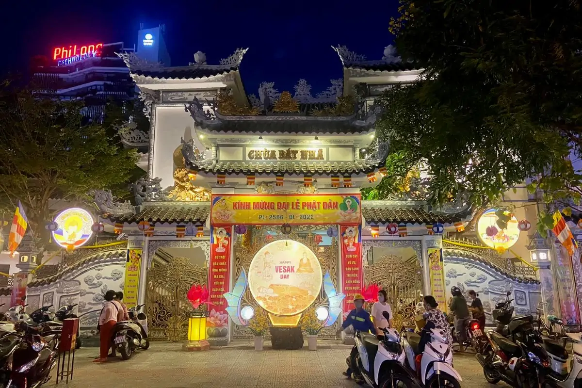 tham quan chùa Bát Nhã