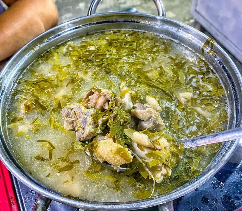 Lẩu gà lá é Hùng