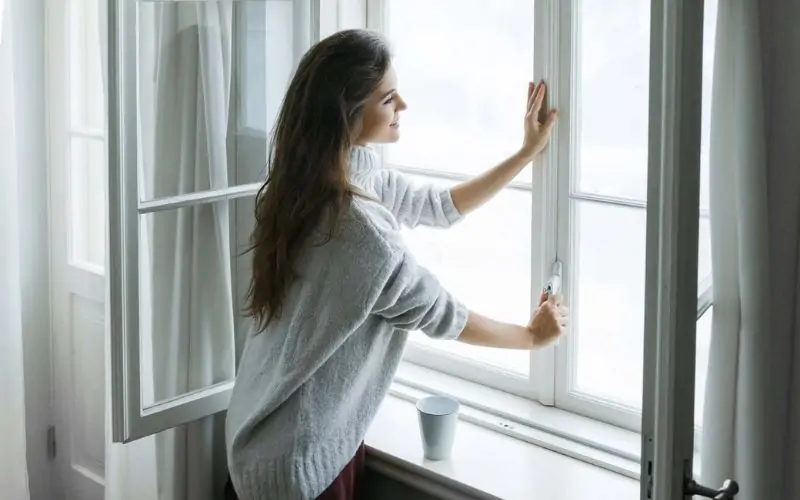 Kiêng ngồi hoặc đứng trước cửa