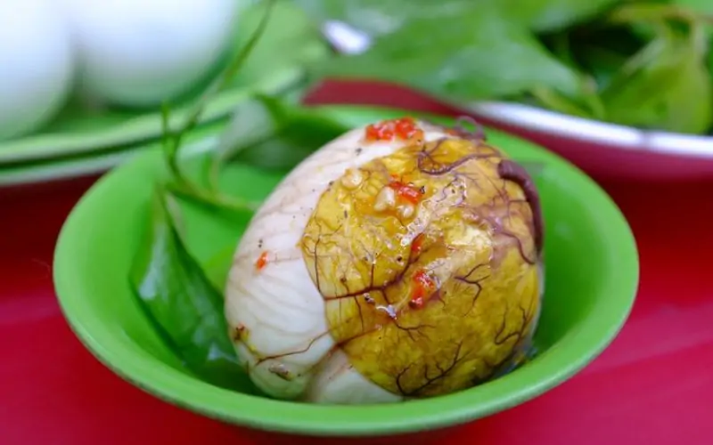 Không ăn trứng vịt lộn