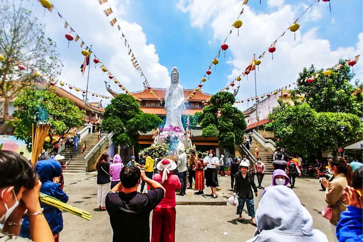 Đi lễ chùa cầu bình an