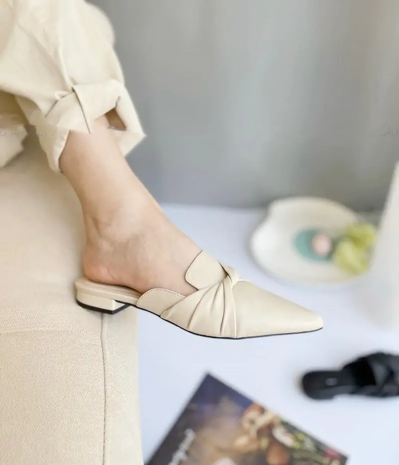 Top 10 shop giày dép nữ Đà Nẵng chất lượng, mẫu mới nhất 34 Không gian cửa hàng không quá rộng nhưng được sắp đặt hợp lý, nhờ vậy khách hàng không mất nhiều thời gian để tìm kiếm hàng hóa, mang thử và lựa chọn. Điểm đặc biệt của shop đó là sở hữu những đôi giày độc lạ với kiểu dáng mới toanh nhất là những đôi giày cao gót, bạn khó có thể tìm thấy chúng ở các cửa hàng giày dép thông thường. Lê Gia Store nhận được không ít những phản hồi tích cực từ phía khách hàng đã trực tiếp trải nghiệm dịch vụ tại đây. Cửa hàng mong muốn mang đến các nàng sản phẩm đẹp nhất, phù hợp nhất với giá thành phải chăng nhất.