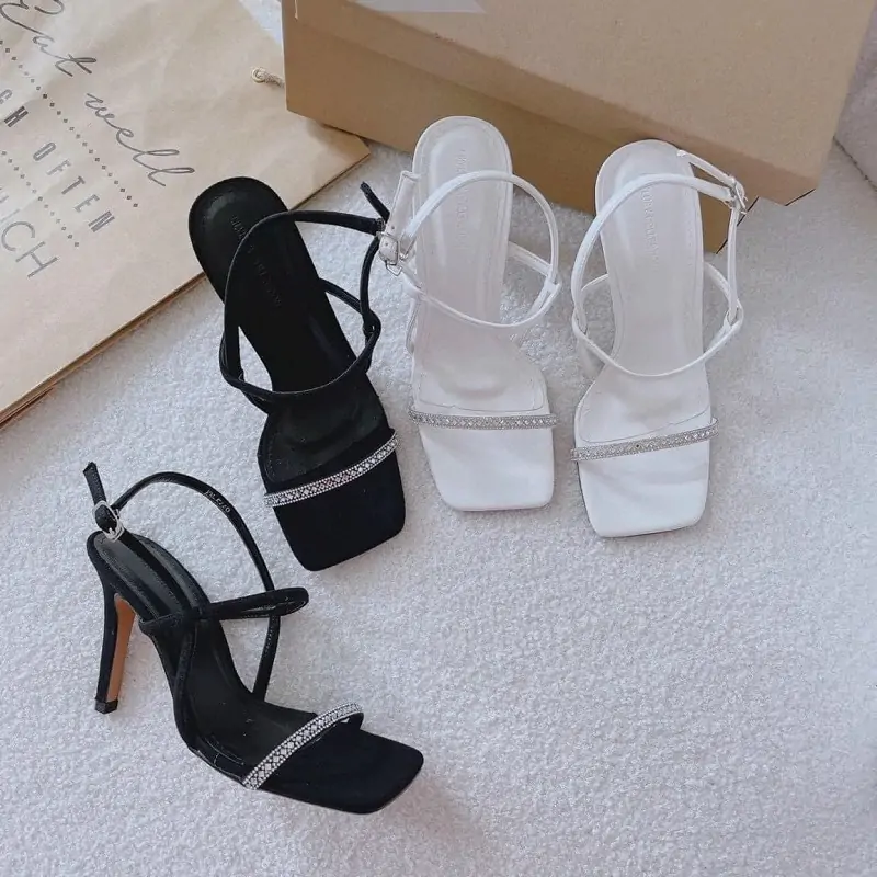 Top 10 shop giày dép nữ Đà Nẵng chất lượng, mẫu mới nhất 33 Không gian cửa hàng không quá rộng nhưng được sắp đặt hợp lý, nhờ vậy khách hàng không mất nhiều thời gian để tìm kiếm hàng hóa, mang thử và lựa chọn. Điểm đặc biệt của shop đó là sở hữu những đôi giày độc lạ với kiểu dáng mới toanh nhất là những đôi giày cao gót, bạn khó có thể tìm thấy chúng ở các cửa hàng giày dép thông thường. Lê Gia Store nhận được không ít những phản hồi tích cực từ phía khách hàng đã trực tiếp trải nghiệm dịch vụ tại đây. Cửa hàng mong muốn mang đến các nàng sản phẩm đẹp nhất, phù hợp nhất với giá thành phải chăng nhất.