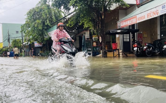 Bộ Công an yêu cầu các tỉnh miền Trung khẩn trương ứng với với mưa lũ, sạt lở