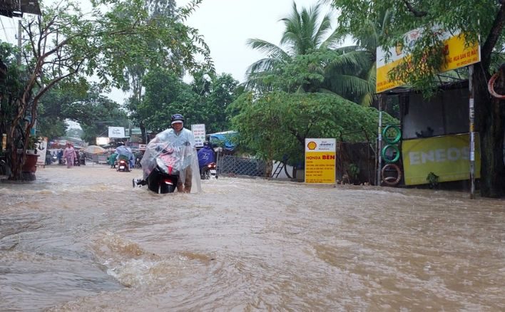 mua nhu trut nuoc nhieu noi o da nang tai ngap 4