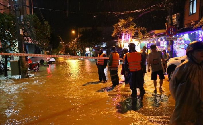 mua nhu trut nuoc nhieu noi o da nang tai ngap 6