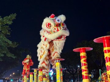 Lân trắng biểu diễn Mai Hoa Thung trên cọc in tên đoàn Tứ Câu