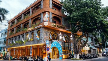 Mặt tiền nhà hàng The Anchor Bierhaus & Steak trên đường Trần Phú, Đà Nẵng, treo cờ Bavaria và cổng Beer Fest