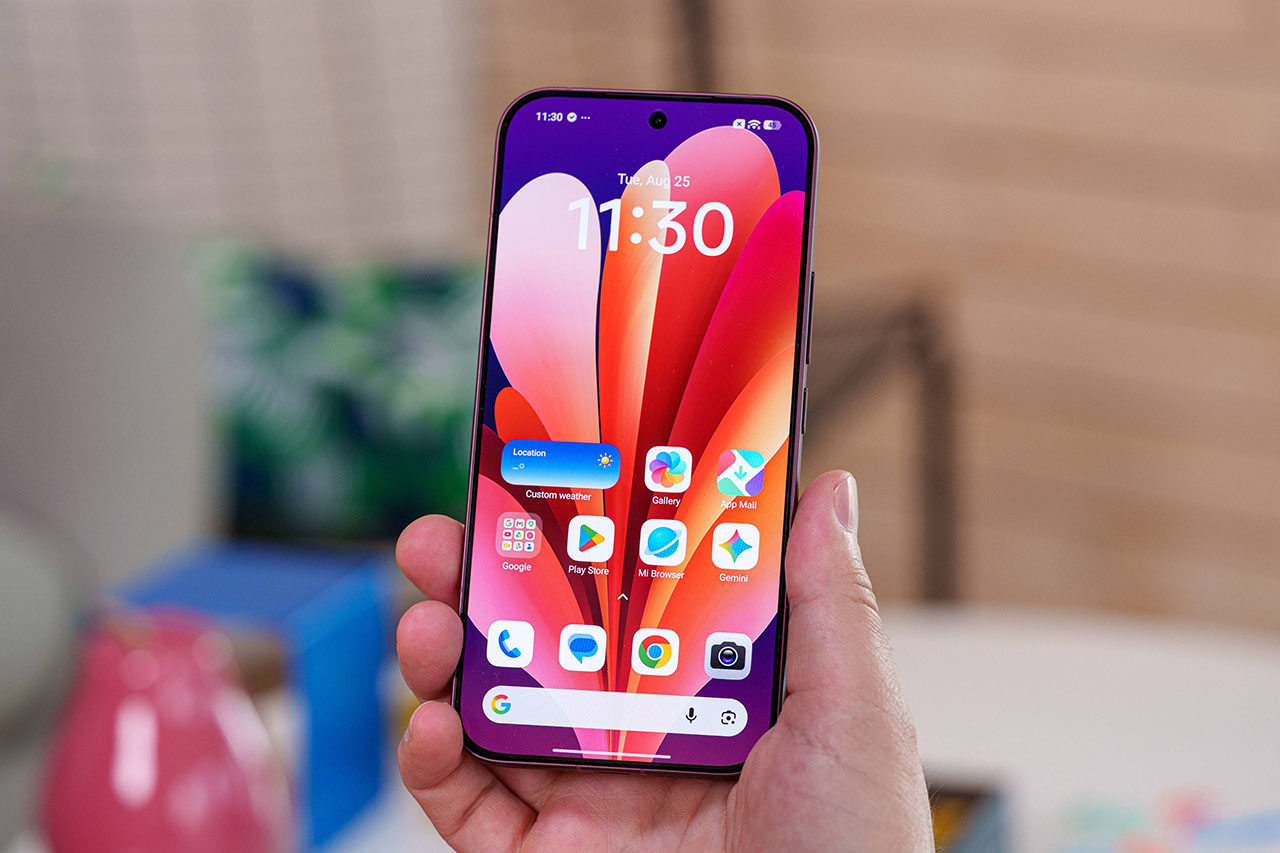 Mặt trước điện thoại POCO F9 Ultra cầm trên tay, màn hình chính hiện giờ 11:30
